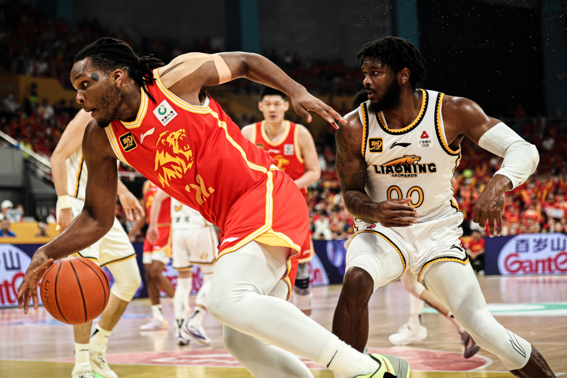 转会期突围战来临；费城76人围绕CBA常规赛调整名单；媒体盛赞；身体对抗强度拉满的简单介绍